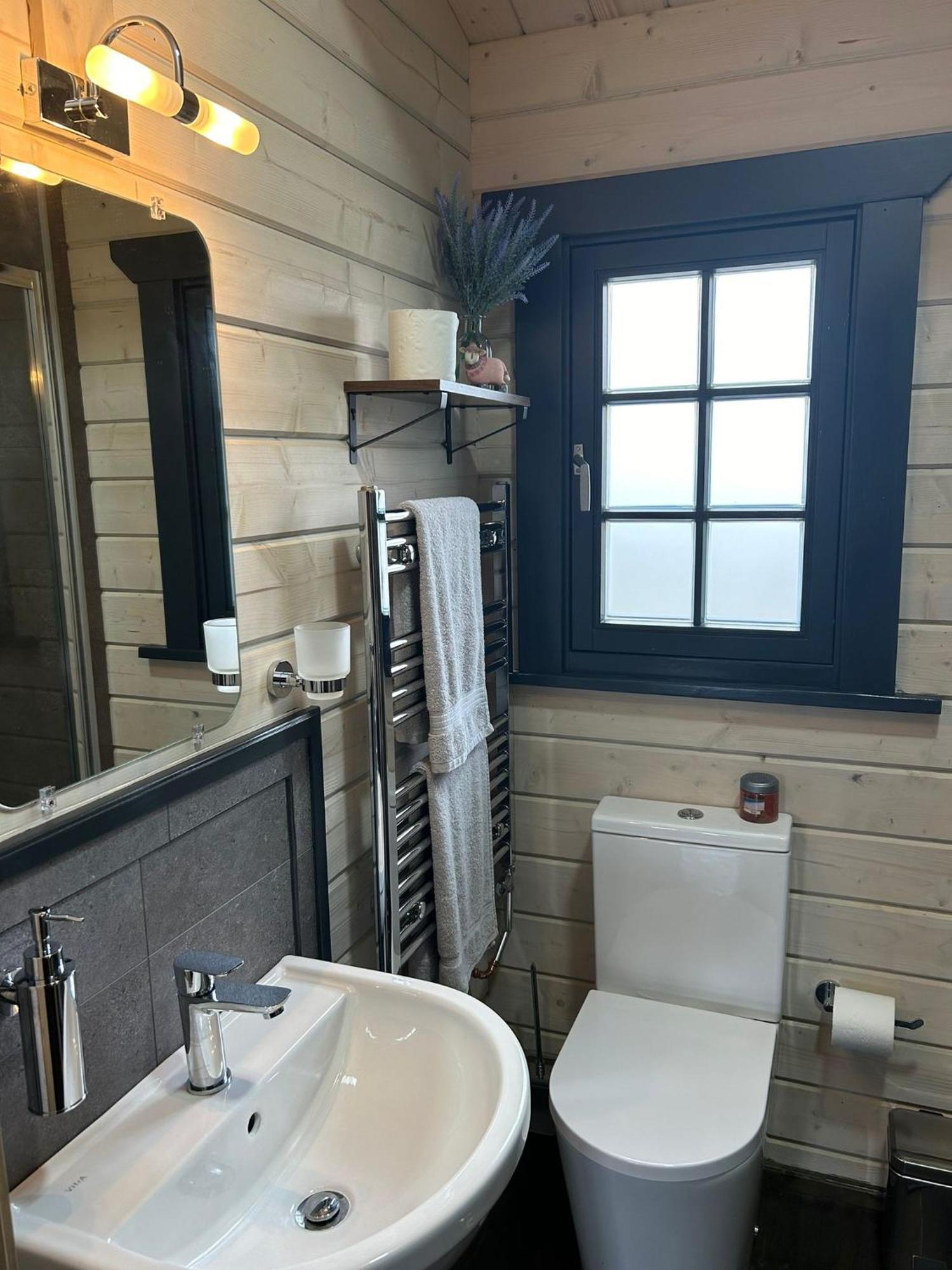 Little Rock Retreat Log Cabin With Hot Tub Castletown Gheoghegan Exterior photo
